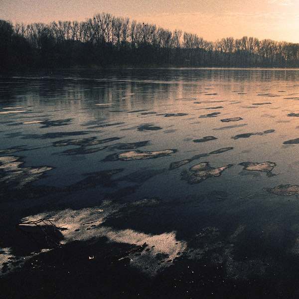 jezioro zimą