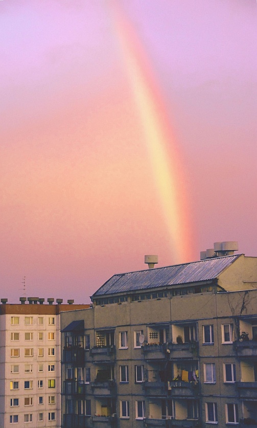 chwila koloru nad szarymi blokami ...