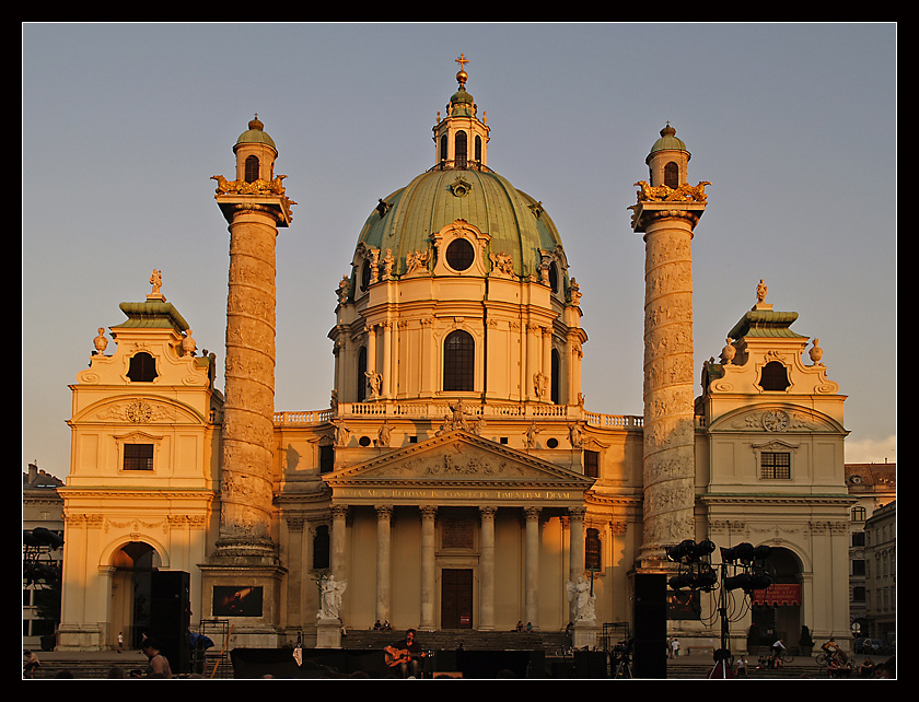 Wiedeń - Karlskirche w zachodzącym słońcu.