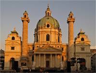 Wiedeń - Karlskirche w zachodzącym słońcu.