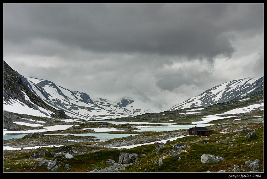 Samotny domek przy Strynefjellet