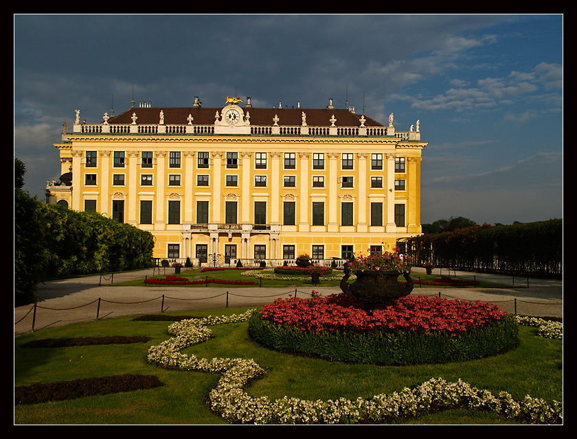 Wiedeń - Schonbrunn , elewacaja zachodnia w wieczornym słońcu.