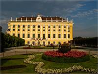 Wiedeń - Schonbrunn , elewacaja zachodnia w wieczornym słońcu.