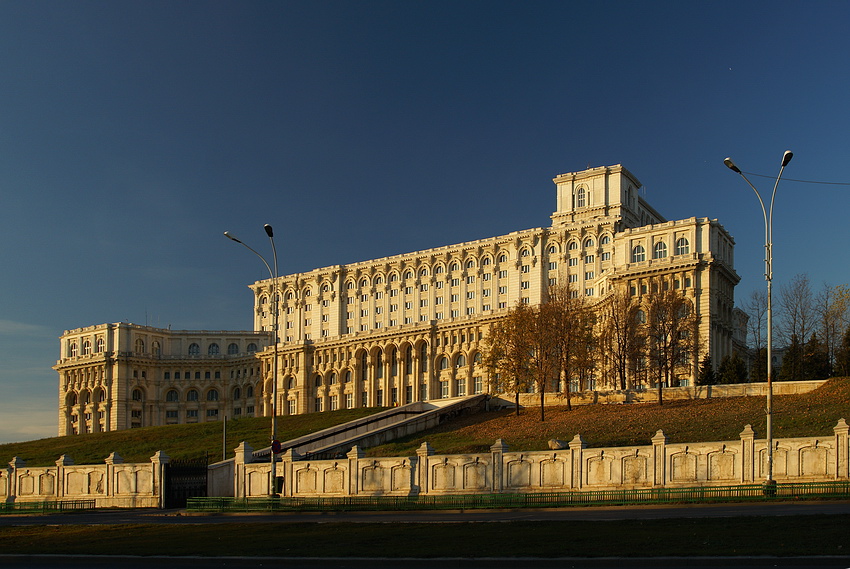 Parlament w Bukareszcie w popołudniowym świetle