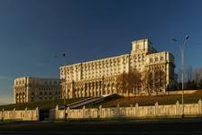 Parlament w Bukareszcie w popołudniowym świetle