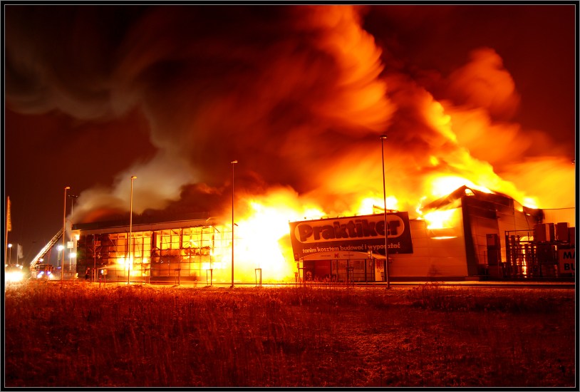 Pożar M1 w Zabrzu - walący się Praktiker