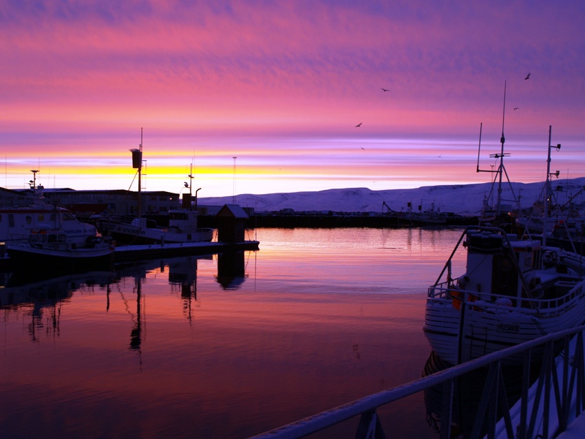 ...Husavikurhofn... zachod slonca w porcie Husavik...