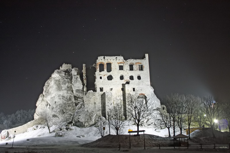 Ogrodzieniec Nocą