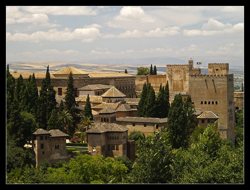 Cieplutka Andaluzja na zimowy wieczór. Alhambra w Granadzie.