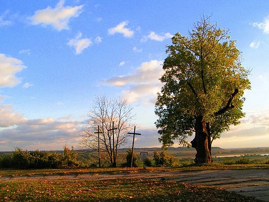 Jesień i trzy krzyże.