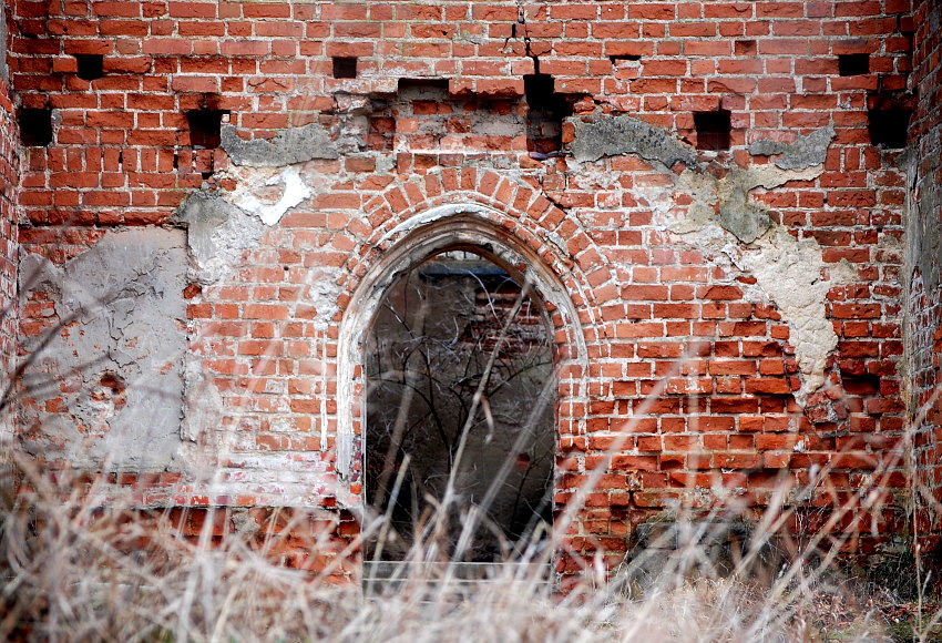 Ruiny ceglanego kościółka