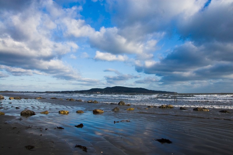 piękna plaża z widokiem na wyspę