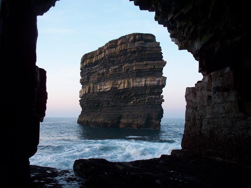 Downpatrick Head - widok z \"jaskini\"