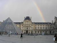 Louvre po deszczu