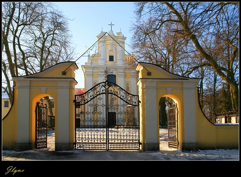 Przed klasztorem w Woźnikach...