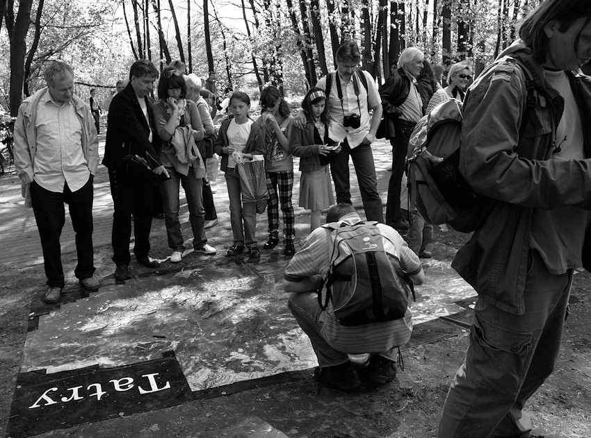 panorama Tatr dla gości: "...Jak widać na górze krzyż - to Giewont, jak widać budynek - Kasprowy Wierch, a każda inna góra to Świnica albo Rysy. Zależy skąd się patrzy...." [Tatry w Warszawie (2)]