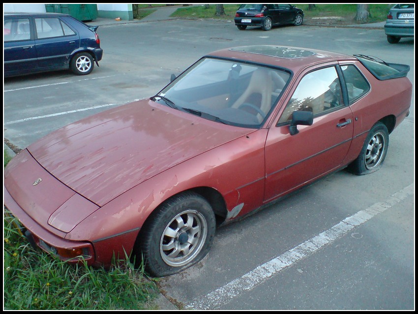 Porsche - niegdyś cieszyło serce właściciela, teraz umiera gdzieś na parkingu... porzucone, zapomniane, niechciane....