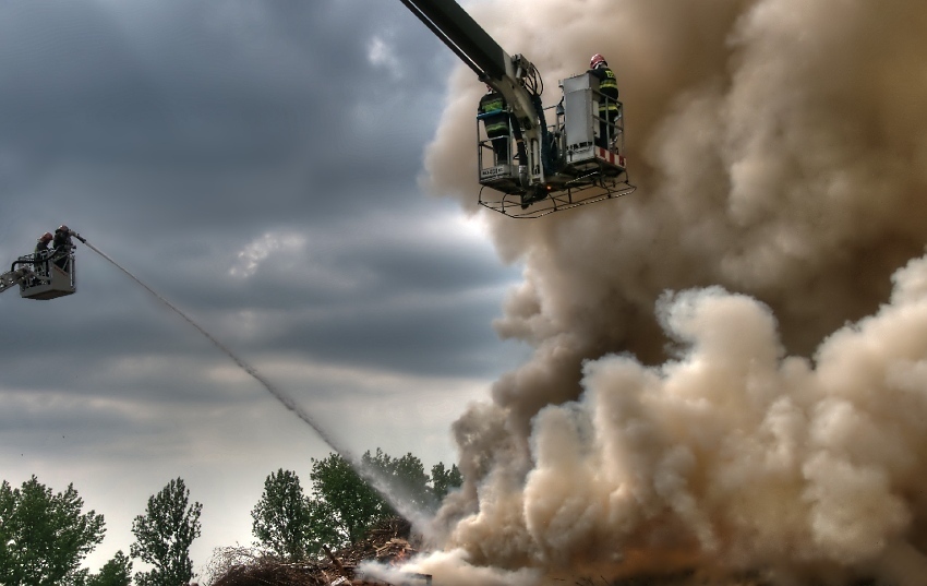 Pożar składu drewna w Bytomiu 2