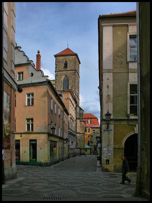 Kłodzko... w głębi wieża kościoła p.w. Wniebowzięcia N.P.Marii