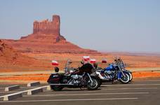 Polskie Harley\\\'e w Monument Valley, Utah