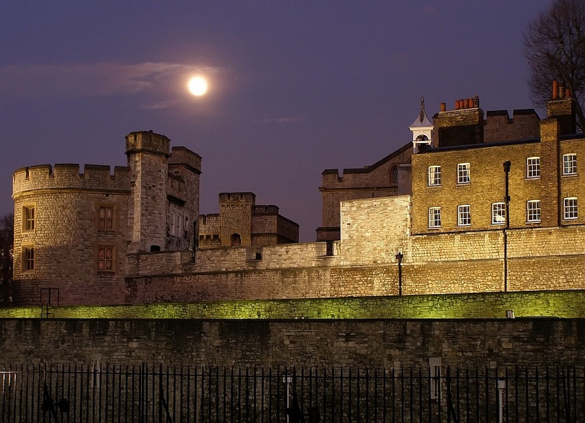 Księżyc nad Tower of London