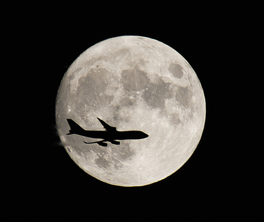 Jumbo jet ... mysle, ze boeing 747, ale nie widac szczegolow ...