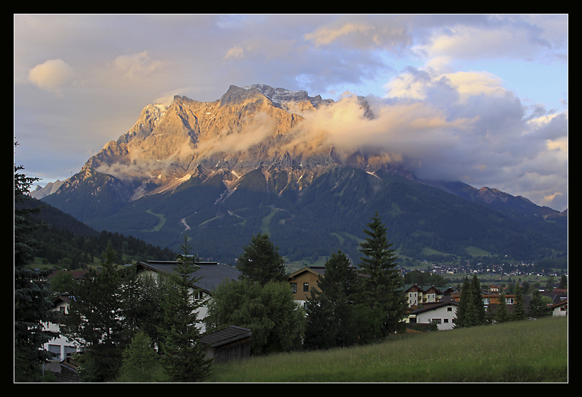 Zugspitze w zachodzącym słońcu.