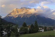 Zugspitze w zachodzącym słońcu.