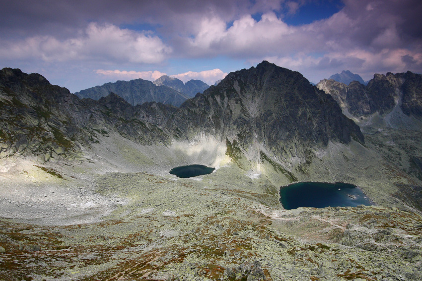 Widok z Bystrego Przychodu na Capi i Kolisty Staw