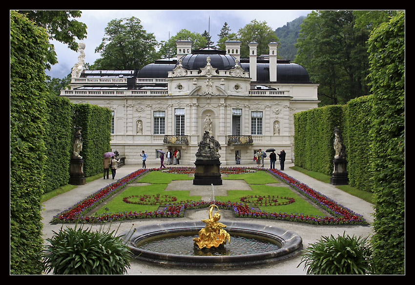 W parku Linderhof. Bawaria.