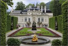 W parku Linderhof. Bawaria.