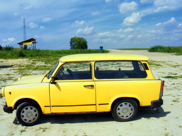 Wściekle żółty Trabant