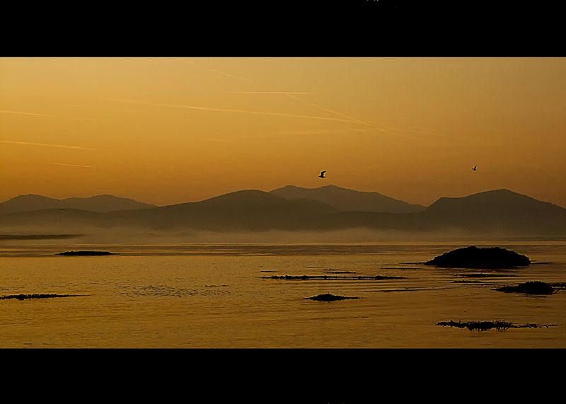 Widok o świcie z Isle of Anglesey na Snowdonia Mountains  PE