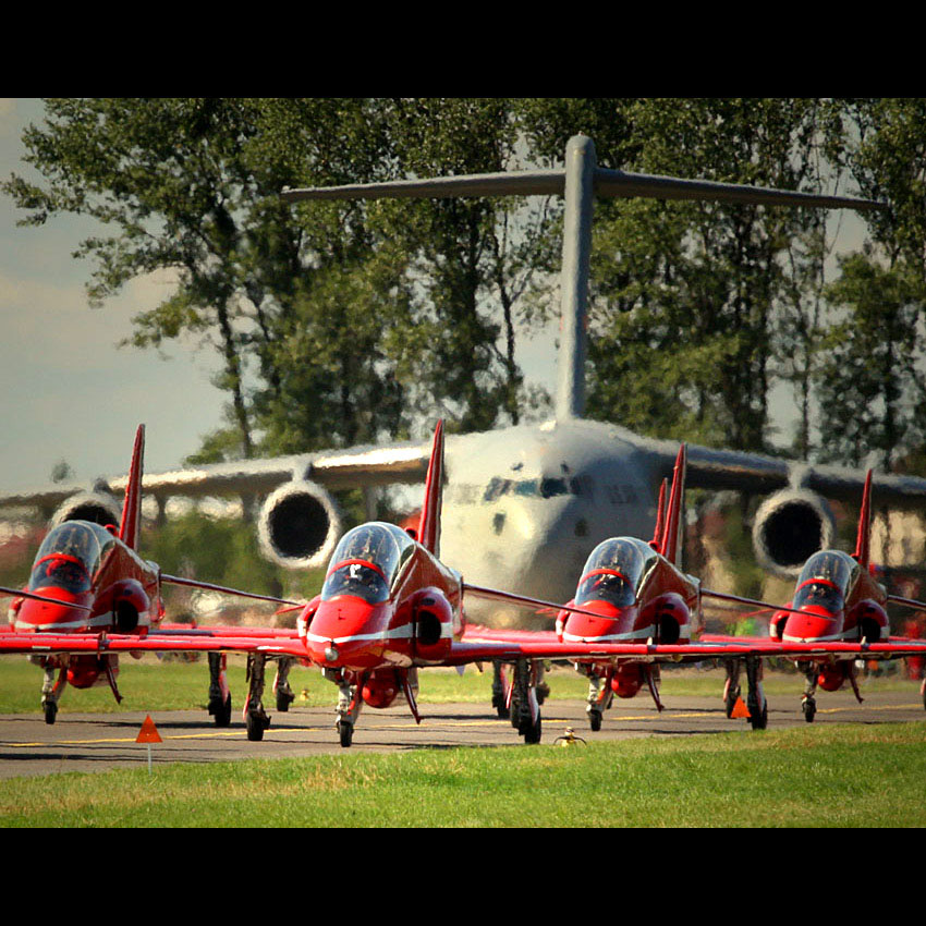 Red Arrows i Globemaster