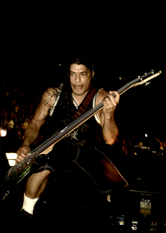 Robert Trujillo naciąga strune  - Metallica