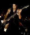 Robert Trujillo naciąga strune  - Metallica