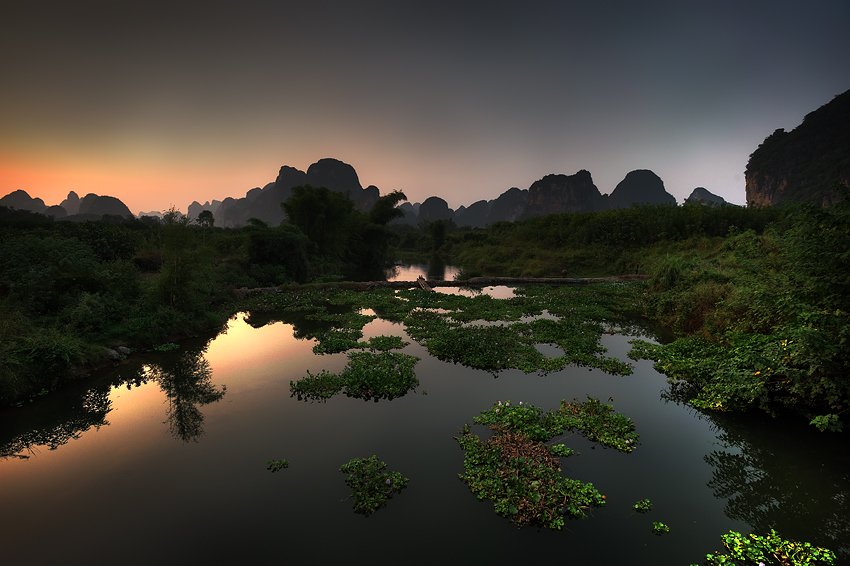 Okolice Yangshuo, Chiny. Zaraz po zachodzie slonca.