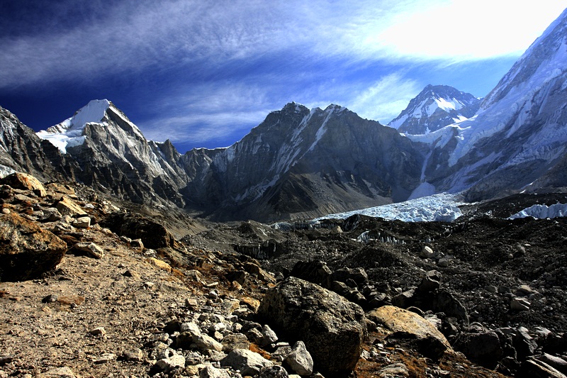 Nepal. Poranek. W drodze do bazy pod Everestem.