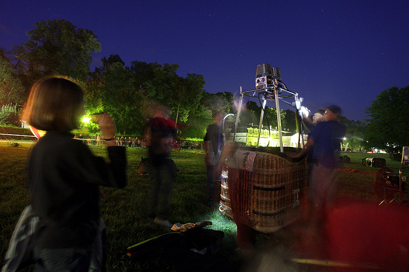 Nocne balonów stawianie....