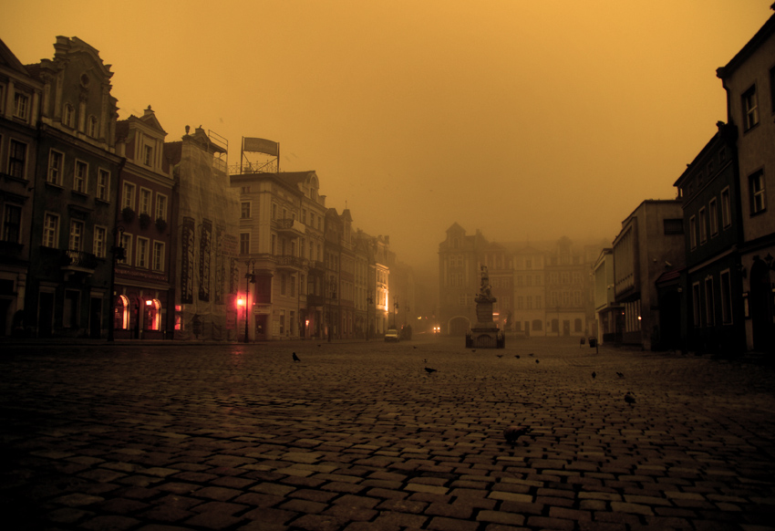 Stary Rynek mglistą nocą