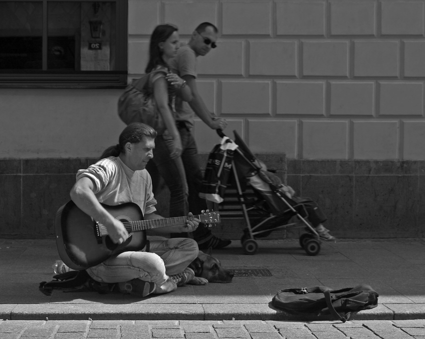 ... o muzykowaniu ulicznym i psa czuwaniu ...