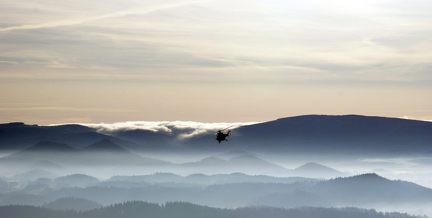 Helikopter nad kotliną