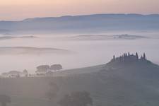 Val d\\\'Orcia w porannej mgle