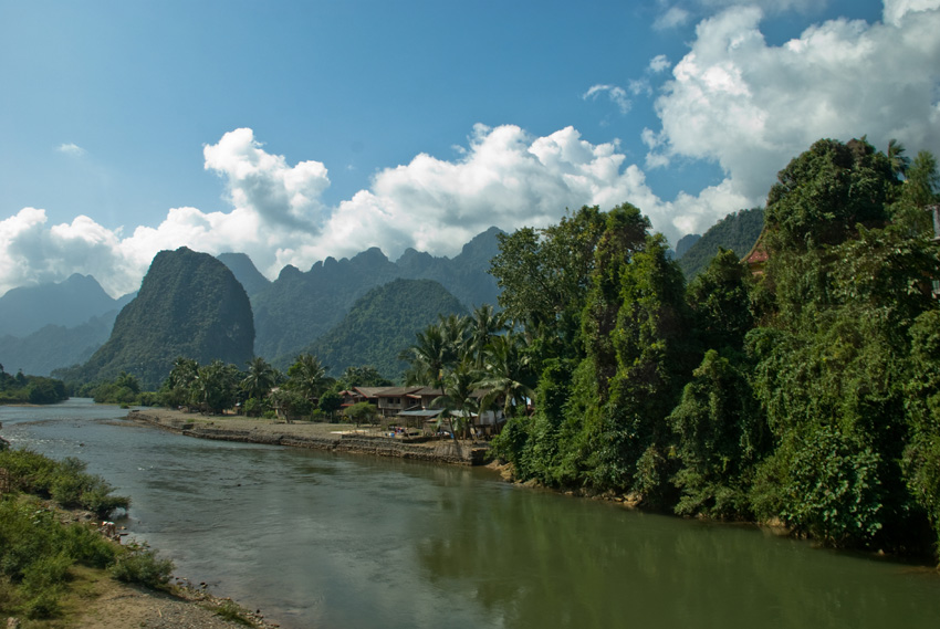 Laos zza szyby autobusu