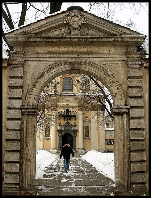 Brama z portalem do kościoła św. Salezego - Kraków