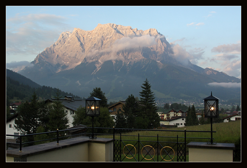 Zugspitze w zachodzącym słońcu.