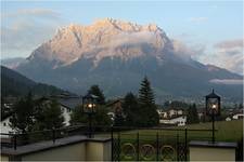 Zugspitze w zachodzącym słońcu.