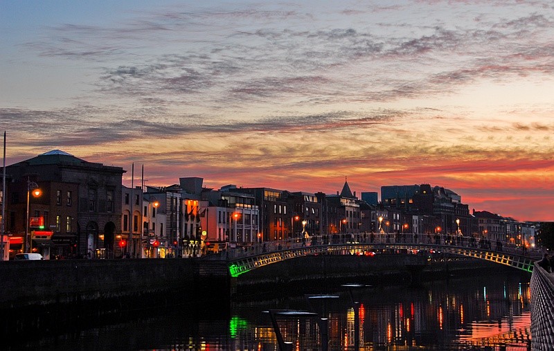 Hapenny bridge Dublin.jpg