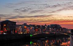 Hapenny bridge Dublin.jpg