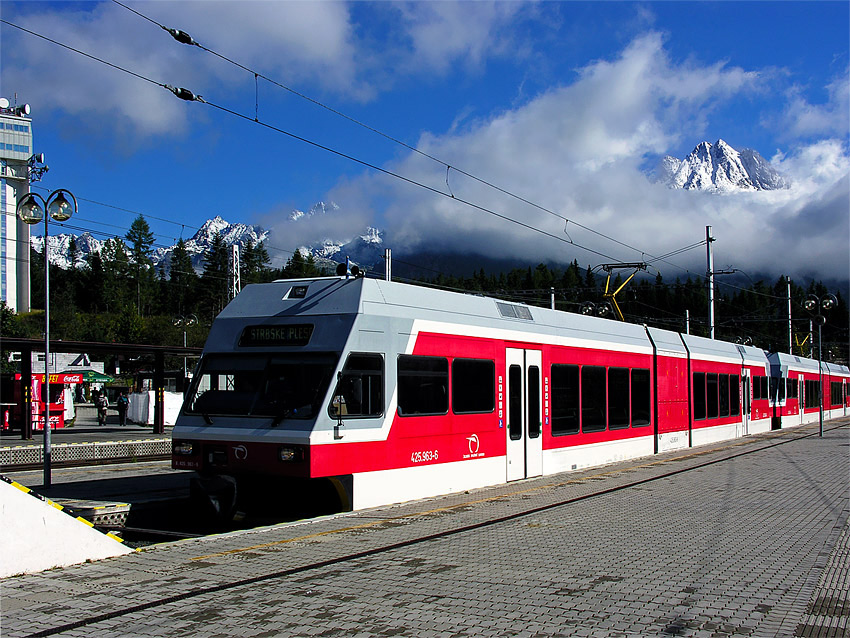 Stacyjka z widokiem na wysokie Tatry